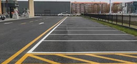 多年專注停車場劃線 - 飛揚市政靠譜團隊，專業(yè)解決劃線難題